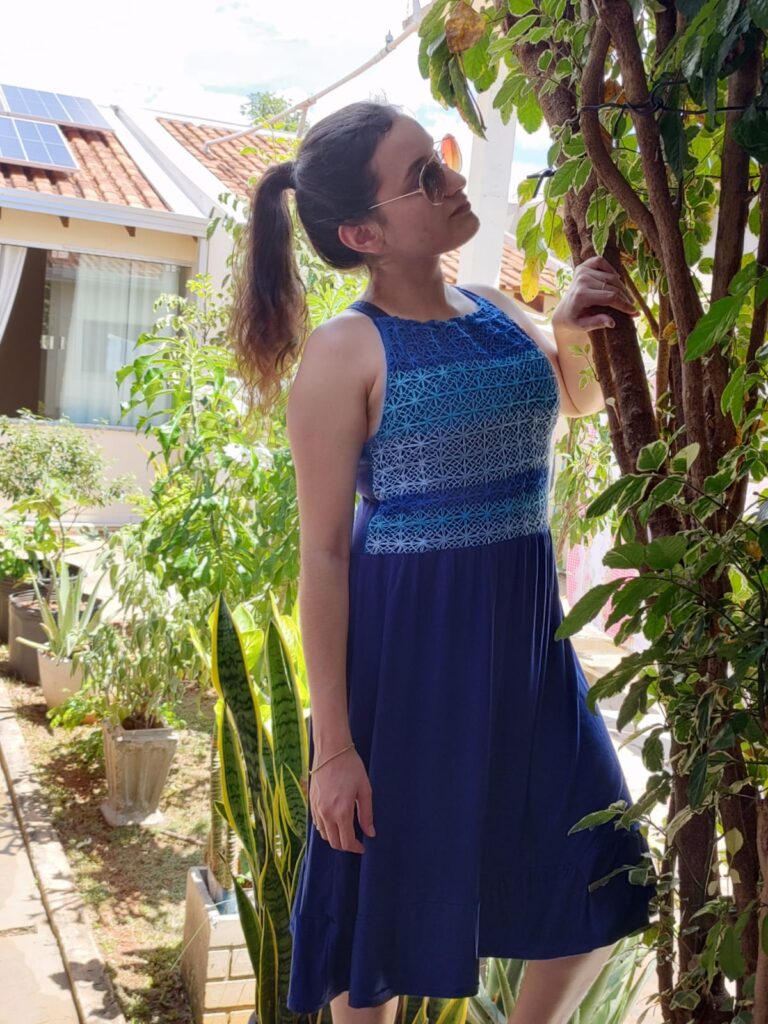 vestido azul com bordado filé