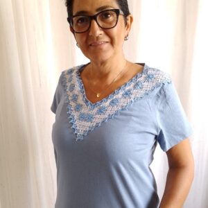 Camiseta de malha azul com  detalhe de bordado filé