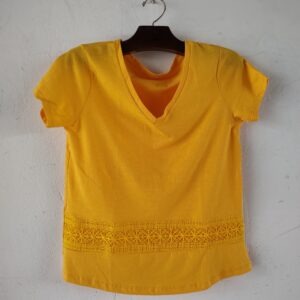 Camiseta de malha amarela com recorte em bordado filé